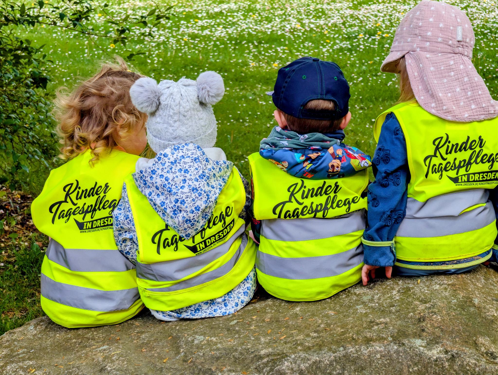 Kind pustet Seifenblasen – fröhliche Stimmung bei der Aktionswoche Kindertagespflege in Dresden