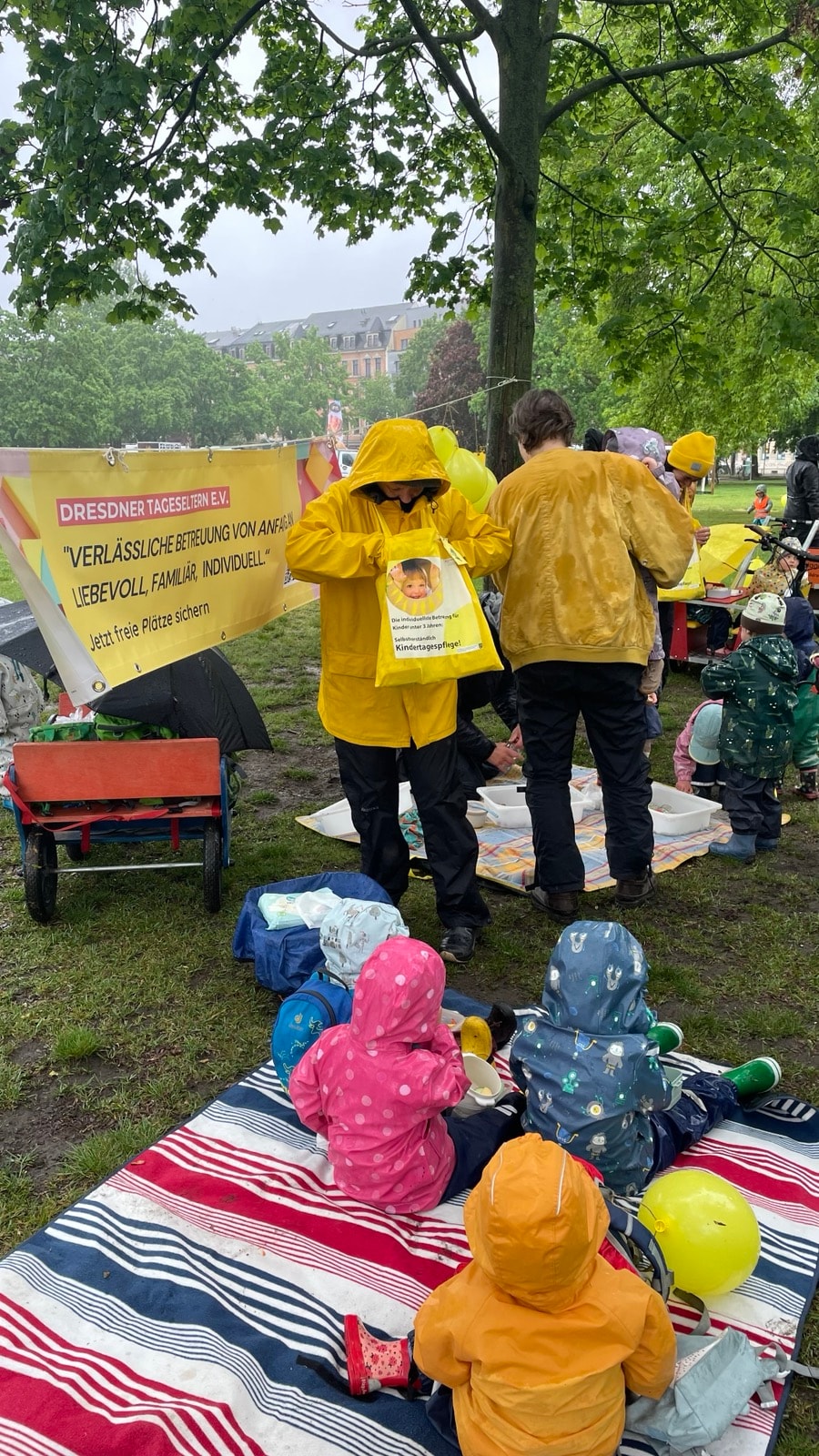 Kinder in bunten Regenjacken spielen bei der Aktionswoche im Alaunpark
