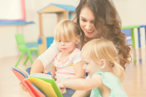 Eine feste Tagesmutter oder ein fester Tagesvater